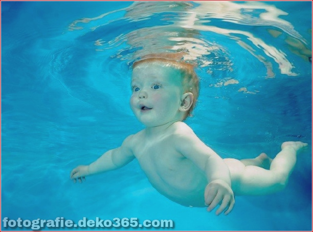 Babys schwimmen unter Wasser