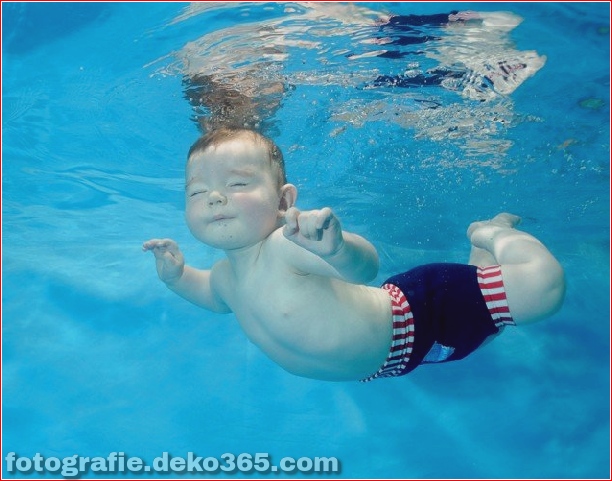 Babys schwimmen unter Wasser