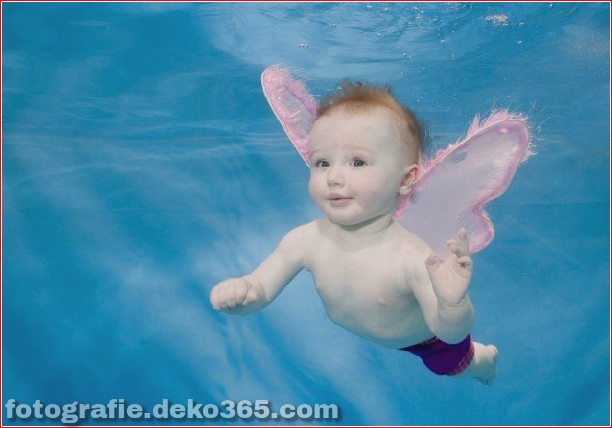 Babys schwimmen unter Wasser